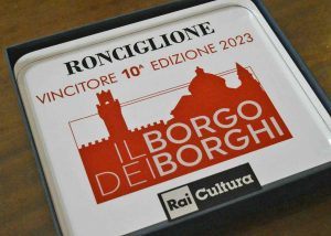 Ronciglione - La targa del “Borgo dei Borghi” consegnata a Mario Mengoni