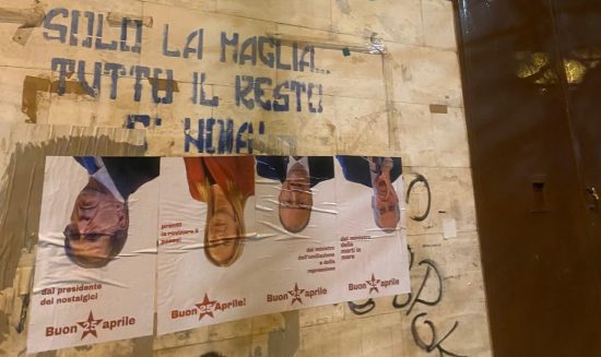 Le foto apparse a Napoli vicino ai simboli della Resistenza