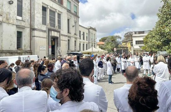 Pisa - Il raccoglimento in onore della psichiatra Barbara Capovani