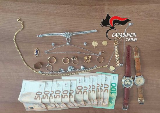 Terni - Carabinieri - Soldi e monili sottratti alla donna