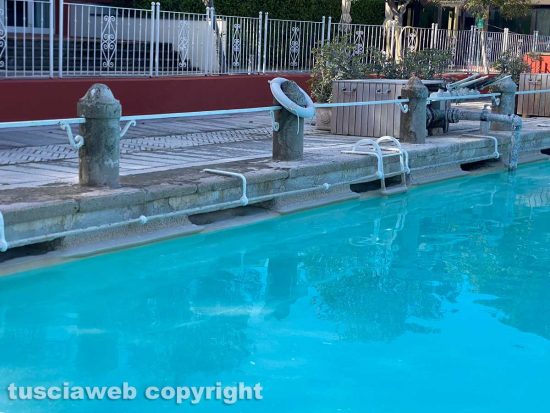 Terme dei papi - La piscina con il livello dell’acqua che non raggiunge gli sfiori