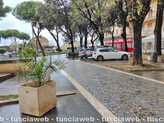 Civitavecchia - I parcheggi selvaggi in piazza Calamatta
