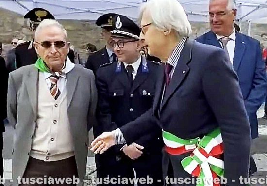 25 aprile - Enrico Mezzetti non stringe la mano a Sgarbi