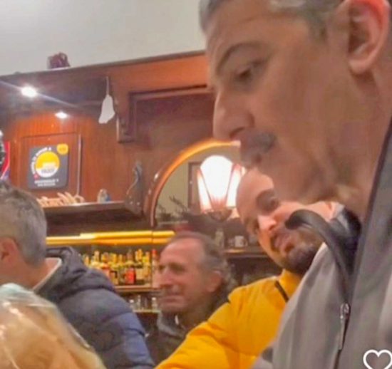 Rosario Fiorello con la pizza di Pasqua del panificio Biscetti Guido