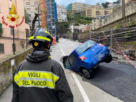 Napoli - L'auto finita nella voragine