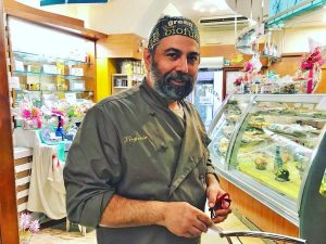 Gino Casantini nella sua pasticceria