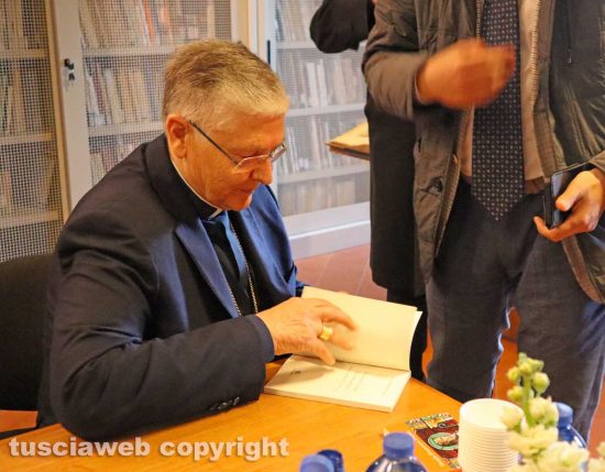 Il vescovo Orazio Francesco Piazza firma una copia del suo libro