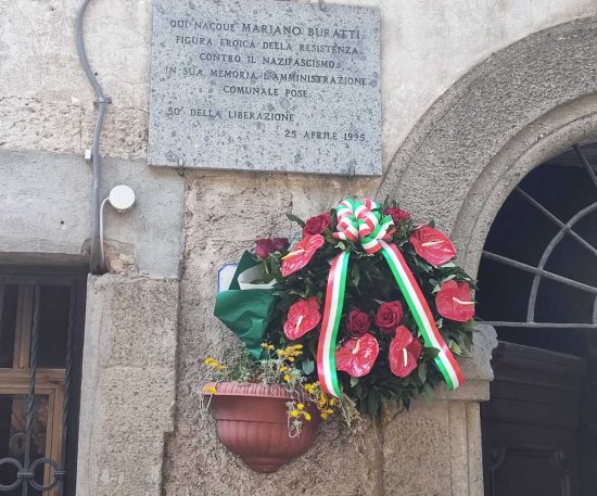 Bassano Romano - 25 aprile - La corona sotto casa di Mariano Buratti