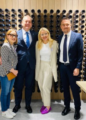 Verona - Il sottosegretario all'Ambiente allo stand della famiglia Cotarella