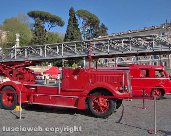 Roma - Vigili del fuoco - Mezzi d'epoca a piazza del Popolo