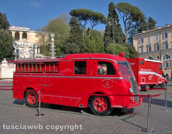 Roma - Vigili del fuoco - Mezzi d'epoca a piazza del Popolo