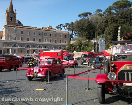 Roma - Vigili del fuoco - Mezzi d'epoca a piazza del Popolo