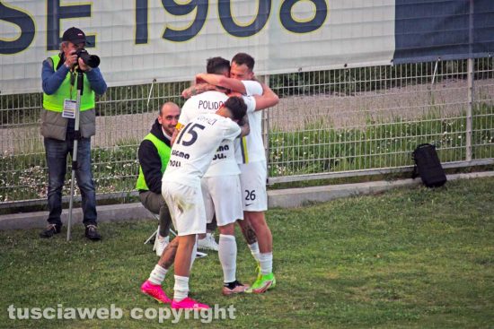 Sport - Calcio - Viterbese - L'esultanza dei gialloblù dopo il gol di Polidori