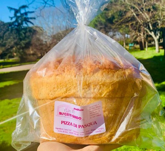 Viterbo - La pizza di Pasqua del panificio Biscetti Guido
