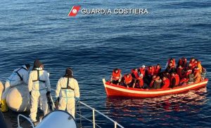 Lampedusa - L’intervento di soccorso della guardia costiera