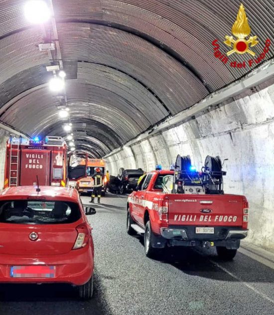 Civitavecchia - Auto si ribalta sull'A12