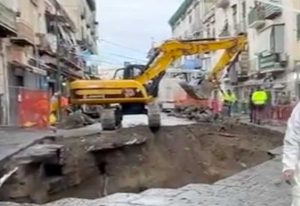 Napoli - Secondigliano - Voragine in via del Cassano