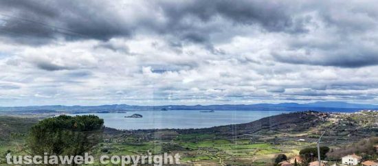 Il lago di Montefiascone visto da una finestra