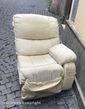 Viterbo - Ingombranti abbandonati in via Romanelli e vicolo di piazza Padella