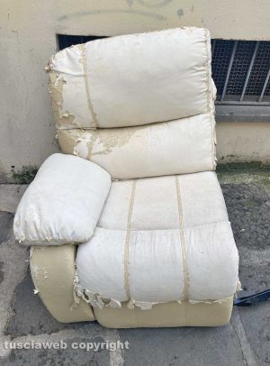 Viterbo - Ingombranti abbandonati in via Romanelli e vicolo di piazza Padella