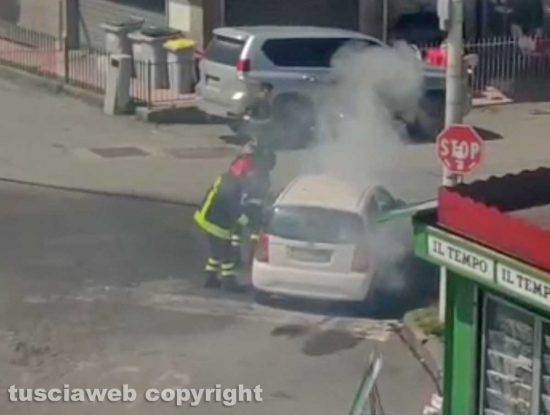 Viterbo - Auto a fuoco al Murialdo