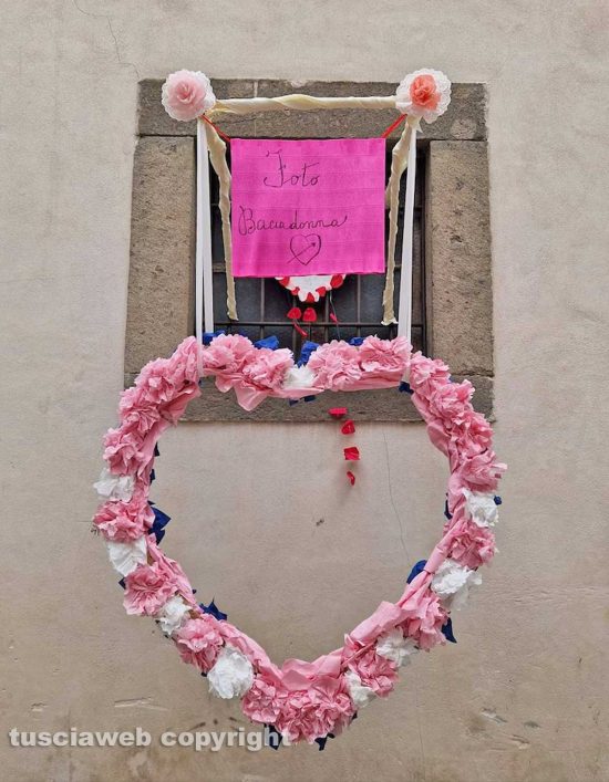 Viterbo in festa - In via Baciadonne fiori e cuori di carta