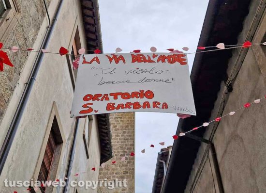 Viterbo in festa - In via Baciadonne fiori e cuori di carta