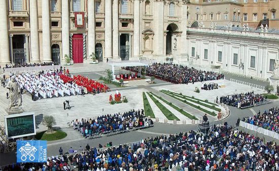 Roma - La messa della domenica delle Palme in piazza San Pietro