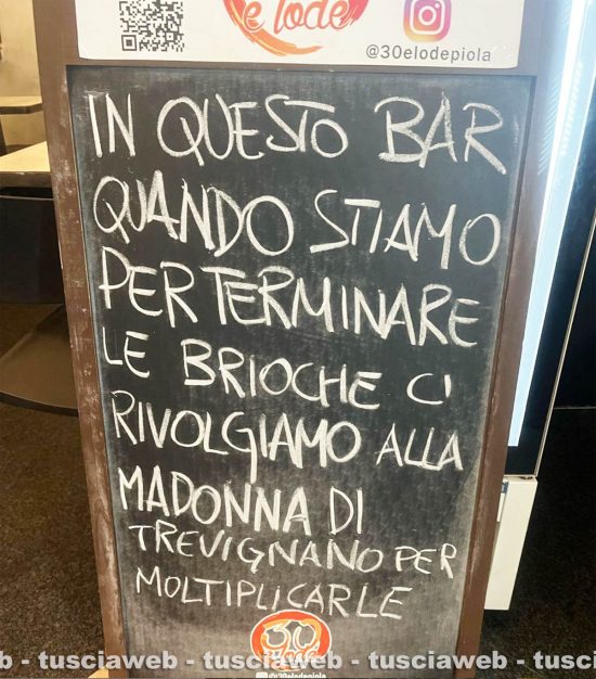 Milano - La scritta del bar '30 e lode' che ironizza sulle apparizioni di Trevignano