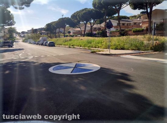 Santa Marinella - La rotatoria disegnata in via delle Colonie