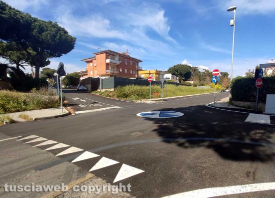 Santa Marinella - La rotatoria disegnata in via delle Colonie