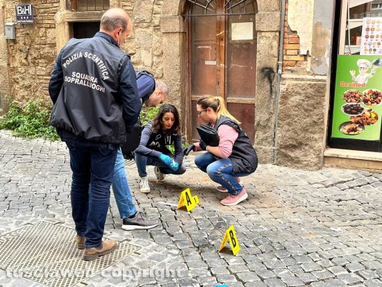 Viterbo - Donna precipita dal secondo piano