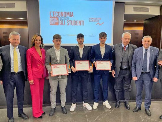 Da sinistra a destra: il dott. Ezio Raviola presidente fondazione CRC , la prof.ssa Paola Bugiotti dirigente scolastica IIS Paolo Savi Viterbo , i ragazzi dell’Eaf Team vincitore, il dott. Luigi Pasqualetti presidente fondazione Carivit, il dott. Francesco Profumo presidente di ACRI