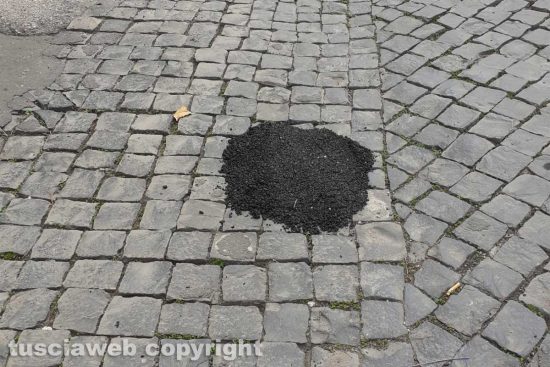 Viterbo - Una delle toppe in via del Teatro nuovo