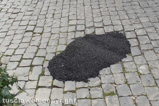 Viterbo - Una delle toppe in via del Teatro nuovo