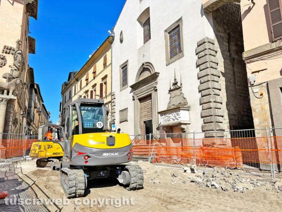 Viterbo - I lavori di ripavimentazione in piazza del Plebiscito