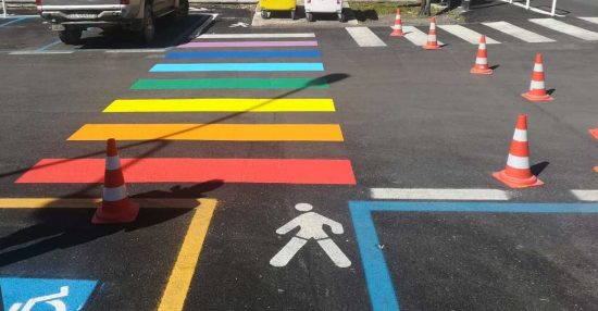 Tolfa - Strisce pedonali colorate vicino alla scuola