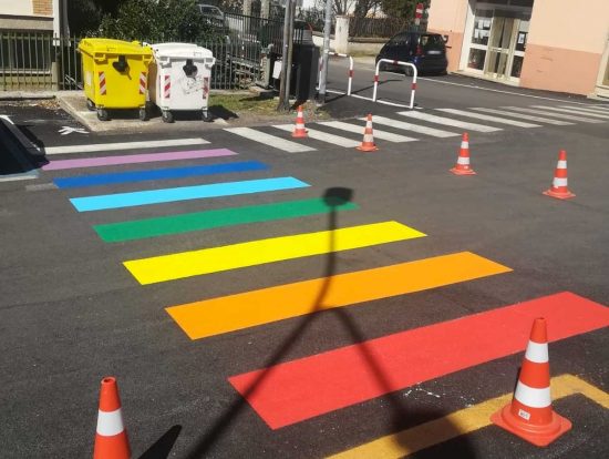 Tolfa - Strisce pedonali colorate vicino alla scuola