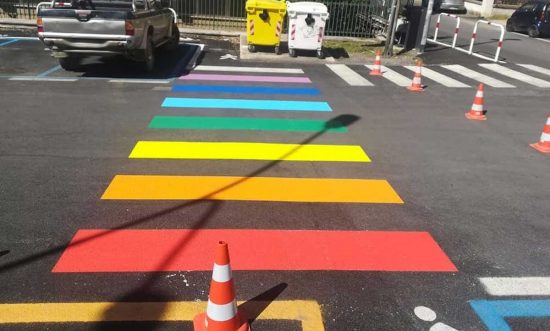 Tolfa - Strisce pedonali colorate vicino alla scuola