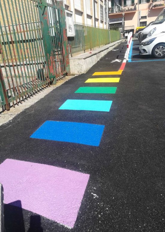 Tolfa - Strisce pedonali colorate vicino alla scuola
