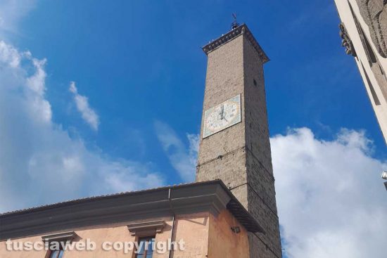 Viterbo - L'orologio della torre del comune segna l'ora giusta solo da una parte