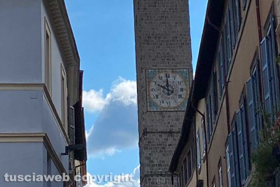 Viterbo - L'orologio della torre del comune segna l'ora giusta solo da una parte