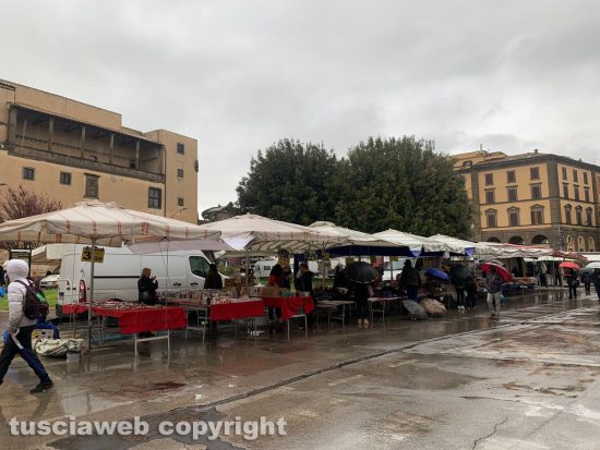 Viterbo - Prova generale con lo spostamento del mercato del sabato a pizza della Rocca