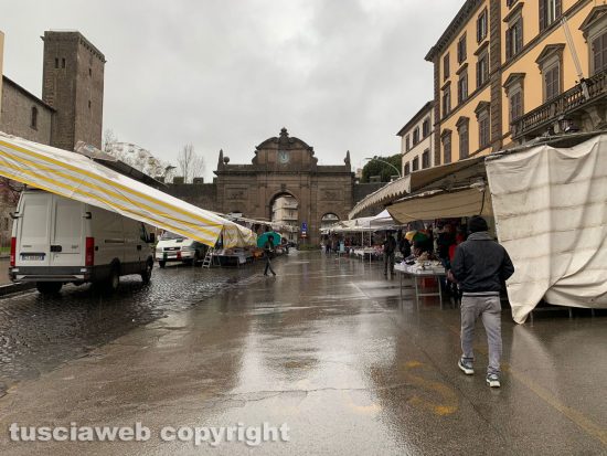 Viterbo - Prova generale con lo spostamento del mercato del sabato a pizza della Rocca