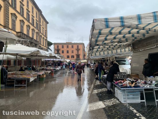 Viterbo - Prova generale con lo spostamento del mercato del sabato a pizza della Rocca