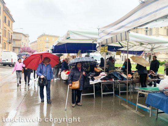 Viterbo - Prova generale con lo spostamento del mercato del sabato a pizza della Rocca