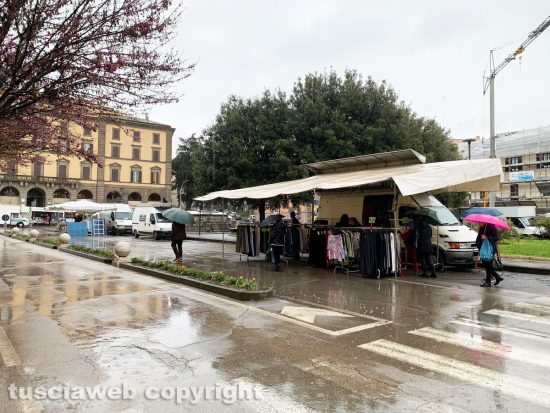 Viterbo - Prova generale con lo spostamento del mercato del sabato a pizza della Rocca