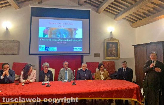 Viterbo - La cerimonia di posizionamento dell'opera di Santa Rosa restaurata all’interno del monastero