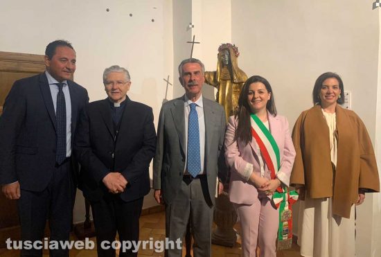 Viterbo - La cerimonia di posizionamento dell'opera di Santa Rosa restaurata all’interno del monastero