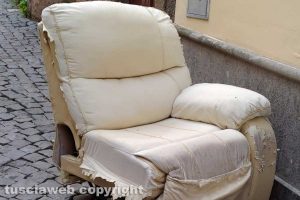 Viterbo - Divano abbandonato in via Romanelli